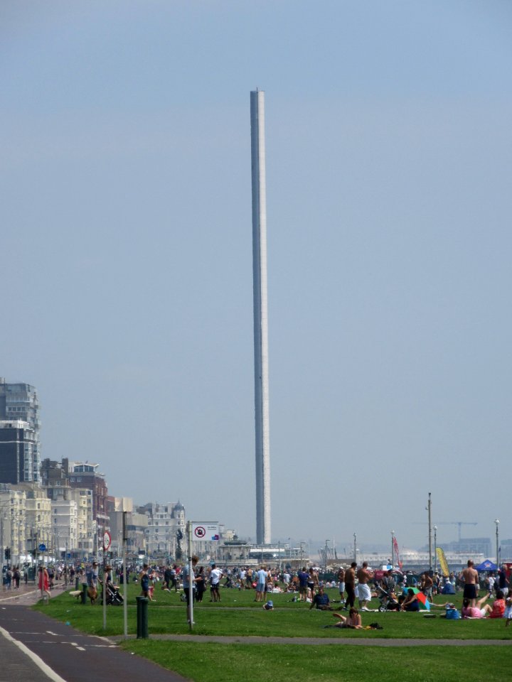 Brighton i360 seen from King's Esplanade, Hove (June 2016)