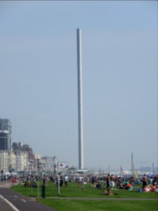 Brighton i360 seen from King's Esplanade, Hove (June 2016)