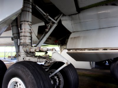 Boeing 747 Main landing gear pic1