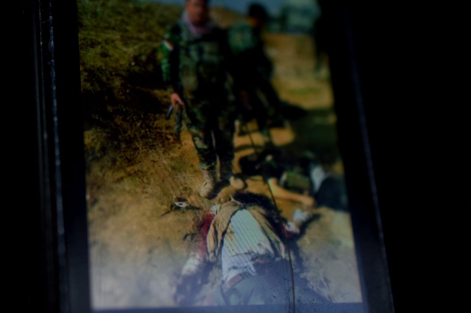 Body of an ISIS fighter found by a Peshmerga soldier 05