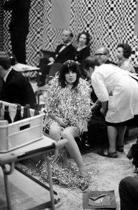Boekenbal 1967 . Jonge vrouw gehuld in slingers, Bestanddeelnr 920-1080