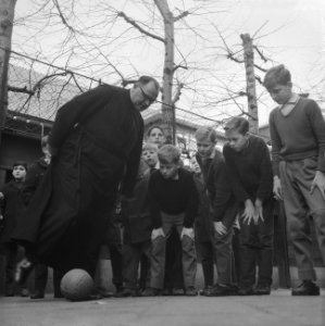 Broeder Bernada van de Sint Cornelisschool te Amsterdam geeft lessen voor de kom, Bestanddeelnr 912-2914