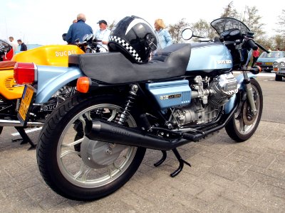 Blue Moto Guzzi 850 Le Mans pic1