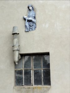 Benney (M-et-M) relief Madonna et Enfant sur façade maison