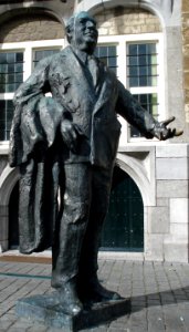 Bergen op Zoom, statue Anton van Duinkerken