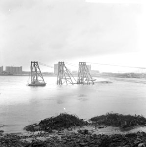 Berging Eilbek te Rotterdam, alleen de hoge stukken van het schip steken boven h, Bestanddeelnr 916-6324