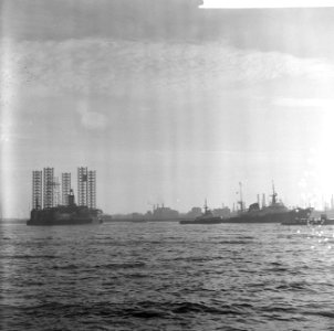 Booreiland Ile de France getrokken door sleepboot Zwarte Zee naar Zuid-Afrika, Bestanddeelnr 918-6593
