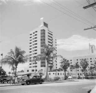 Boulevard in Miami Beach met het Shelborne Hotel, Bestanddeelnr 191-0779