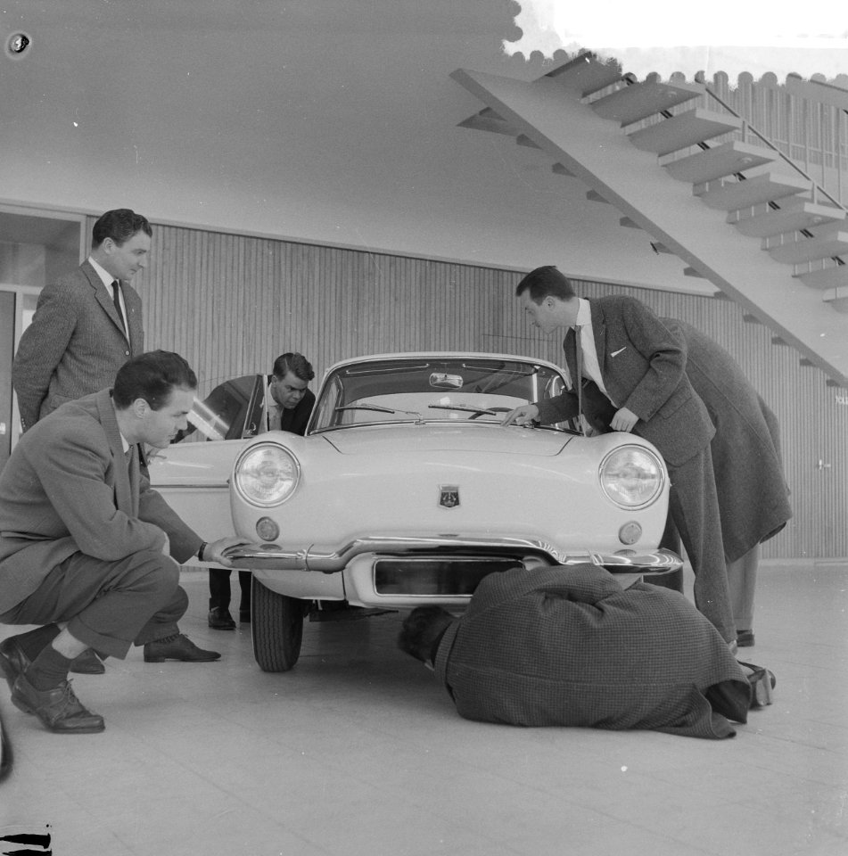 Belangstelling van mannen voor autos op autotentoonstelling, Bestanddeelnr 911-1273