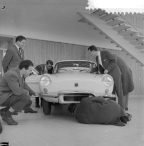 Belangstelling van mannen voor autos op autotentoonstelling, Bestanddeelnr 911-1273