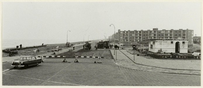 Boulevard Barnaart, hoek Jacob van Heemskerckstraat, ziende naar het noorden. Rechts de sloop van Café Restaurant Garni op 13 maart 1963. NL-HlmNHA 54004071