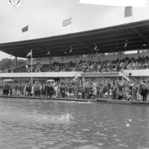 Bosbaan zwemfeest, start van de twee kilometer vrije slag heren, bij de hoofdtri, Bestanddeelnr 917-9764