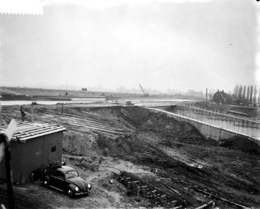 Bouw aquaduct bij Roelofarendsveen, overzicht van het reeds met water gevuld aqu, Bestanddeelnr 910-8697