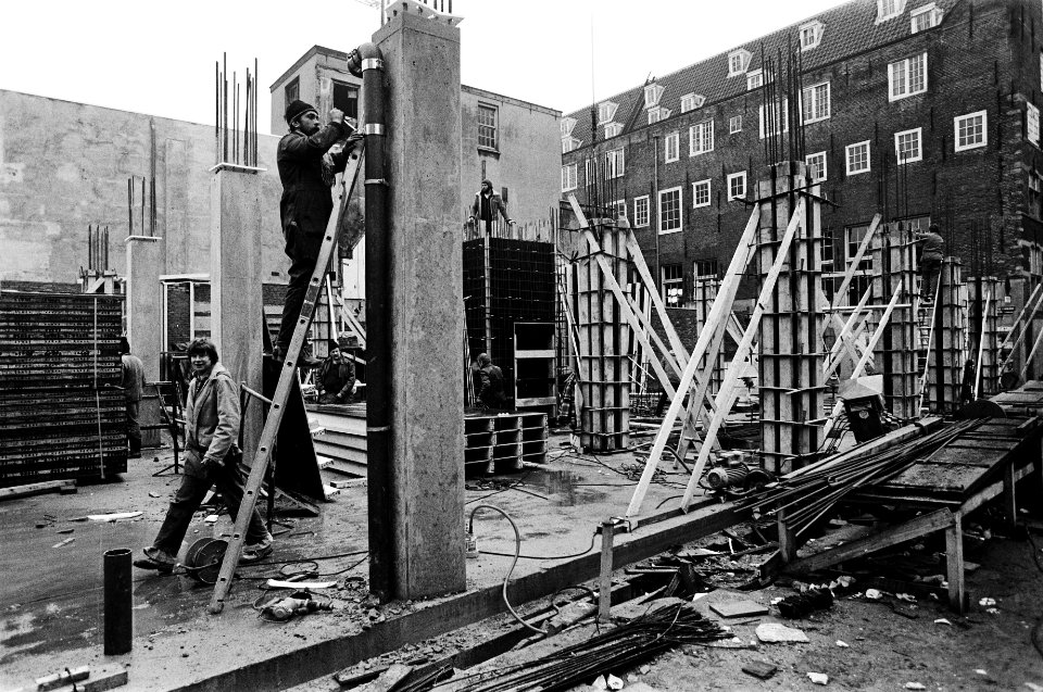 Bouw Belgisch Cultureel Centrum aan Amsterdamse Nes exterieur vanaf Oost Zuid V, Bestanddeelnr 930-6136