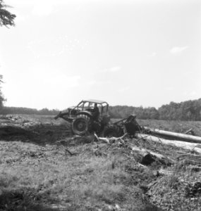 Bosbewerking, boomstammen, landbouwmachines, werktuigen, arbeiders, sleepwerkzaa, Bestanddeelnr 253-5872