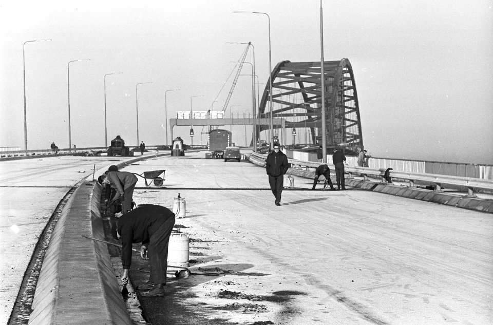 Bouw Brienenoordbrug, de middenberm op de zuidelijke aanvoerweg wordt onder hand, Bestanddeelnr 917-3032
