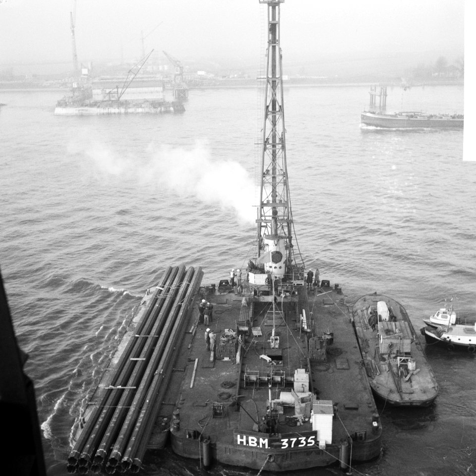 Bouw Brienenoordbrug te Rotterdam Slaan van de damwand, Bestanddeelnr 913-2415