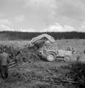 Bosbewerking, landbouwmachines, werktuigen, arbeiders, Tractors, Bestanddeelnr 253-5221