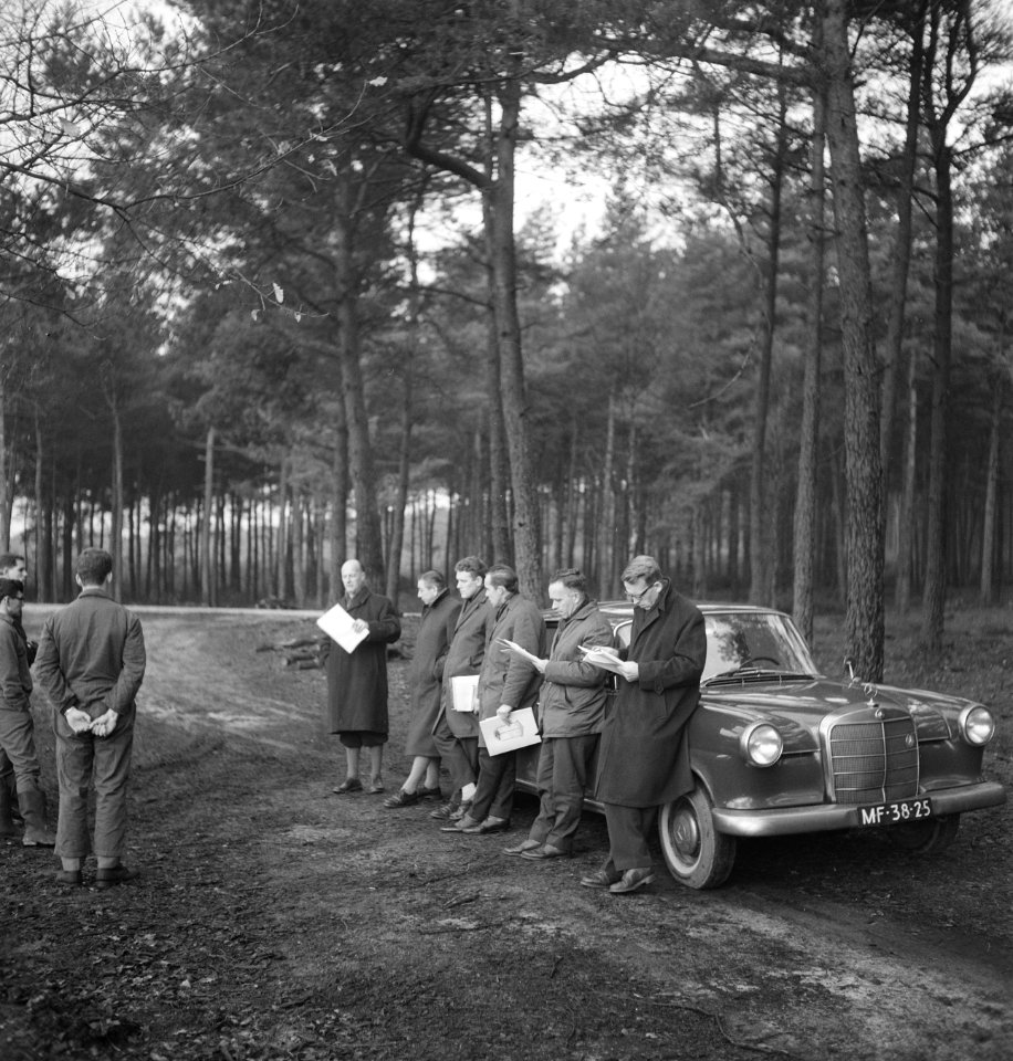 Bosbouw, mannen, autos, aantekeningen, Bestanddeelnr 253-4644