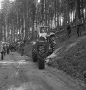 Bosbewerking, landbouwmachines, werktuigen, boomstammen, arbeiders, Tractors, Bestanddeelnr 253-5103
