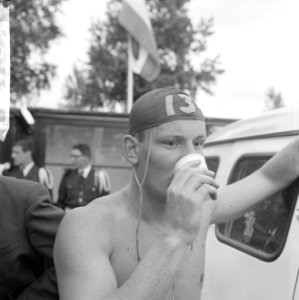 Bosbaan zwemfeest, start van de twee kilometer vrije slag heren, Dick Langerhors, Bestanddeelnr 917-9765