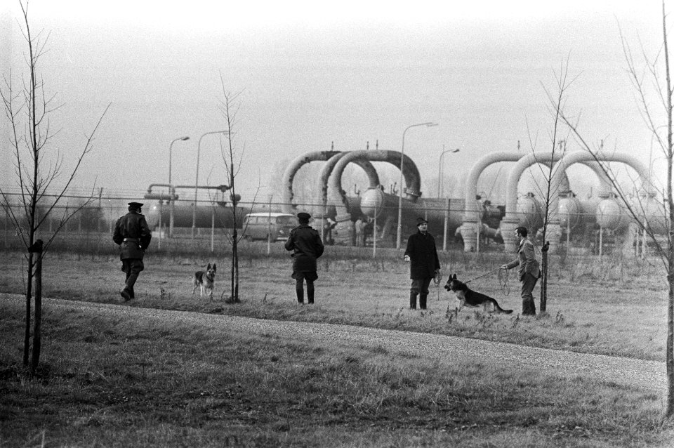 Bomaanslagen bij fabriek van de Nederlandse Gasunie te Ravenstein politie met h, Bestanddeelnr 925-3650