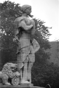 Bom ontploft bij Van Heutsz monument explosievenopruimingsdienst op zoek naar m, Bestanddeelnr 933-0745