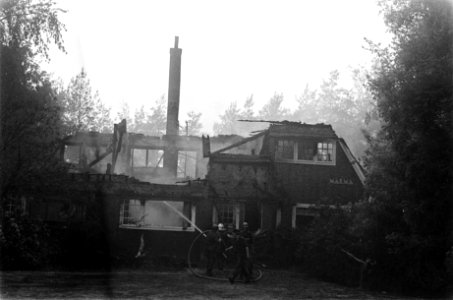 Bosbrand bij t Harde op de Veluwe brandweer blust uitgebrande villa, Bestanddeelnr 923-6018