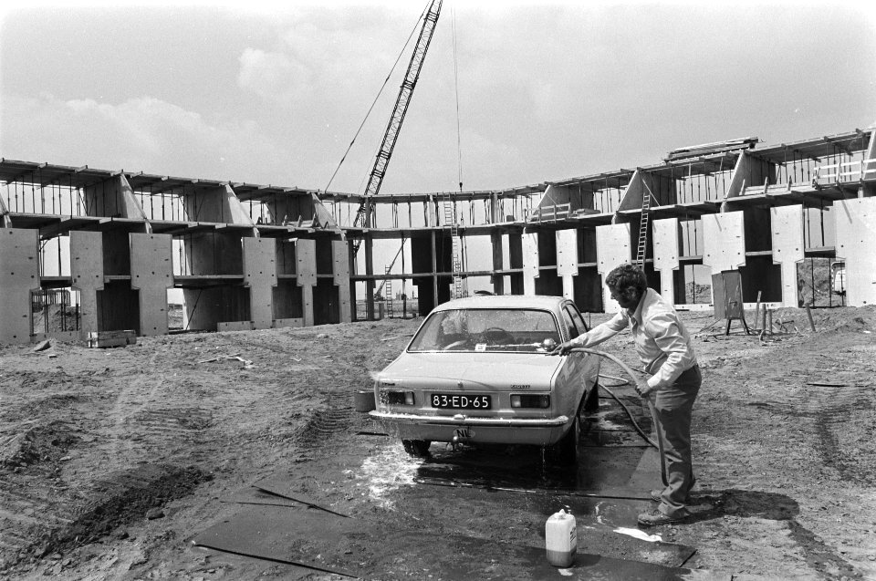 Bouw Almere, eerste huizen met dak en er wordt al auto gewassen, Bestanddeelnr 928-5770