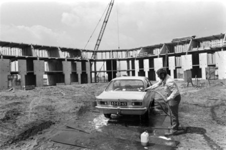 Bouw Almere, eerste huizen met dak en er wordt al auto gewassen, Bestanddeelnr 928-5770