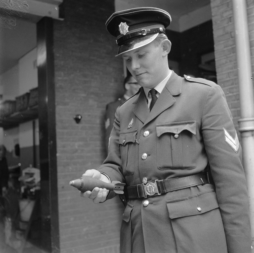 Bom in tuin van Rotterdammer, politie toont projektiel, Bestanddeelnr 919-1877