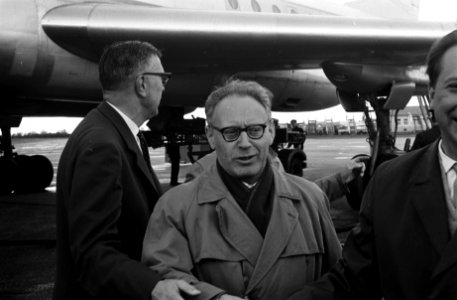 Botwinnik in Nederland om simultaan te spelen, op Schiphol afgehaald door Max Eu, Bestanddeelnr 914-4583