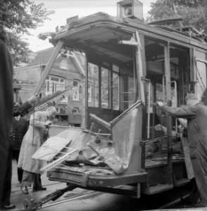 Botsing tussen trams op de Middenweg, de beschadigde achterbalkon van de instruc, Bestanddeelnr 911-4166