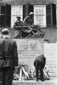 Bond van Nederlandse Militaire Oorlogsslachtoffers herdenkt derde lustrum, krans, Bestanddeelnr 911-3312