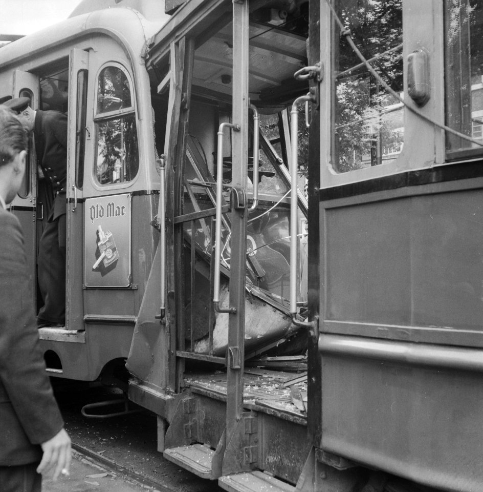 Botsing tussen trams op de Middenweg, motorwagen van lijn 9 in het achterbalkon , Bestanddeelnr 911-4165