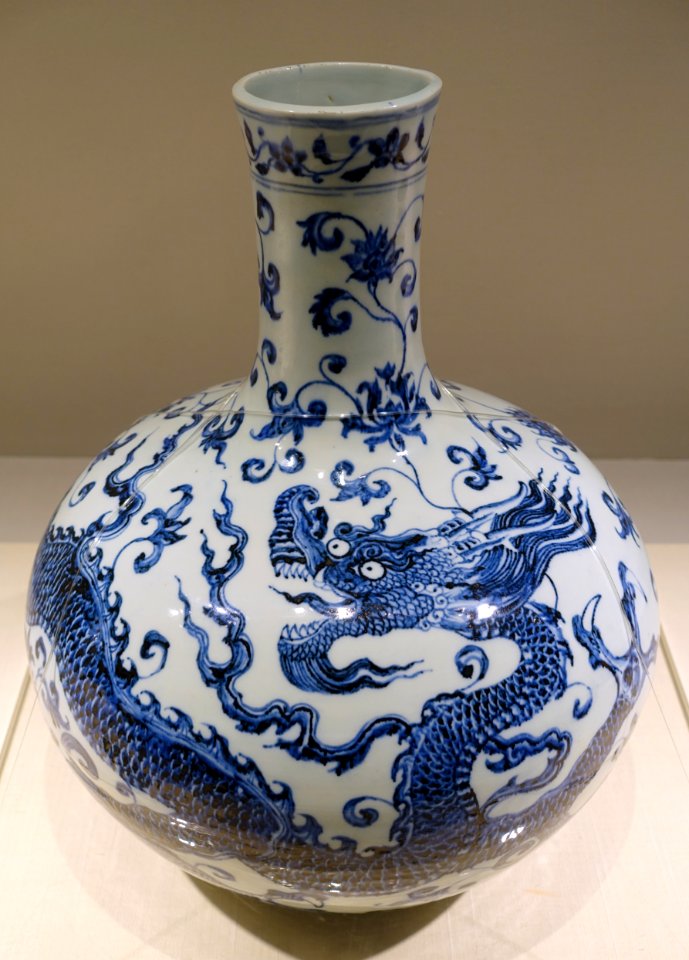 Bottle jar with dragon and arabesque design, China, Jingdezhen kiln, Ming dynasty, Yongle period, 1403-1424 AD, blue and white - Matsuoka Museum of Art - Tokyo, Japan - DSC07353
