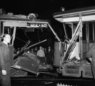 Botsing tussen lijn 3 en lijn 3 op de Insulindeweg de uit elkaar getrokken trams, Bestanddeelnr 911-6621