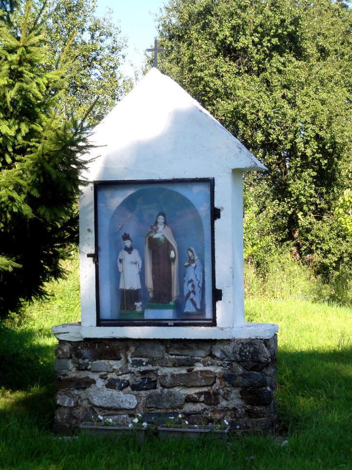 Bourg-Fidèle (Ardennes) chapelle-oratoire avec statues