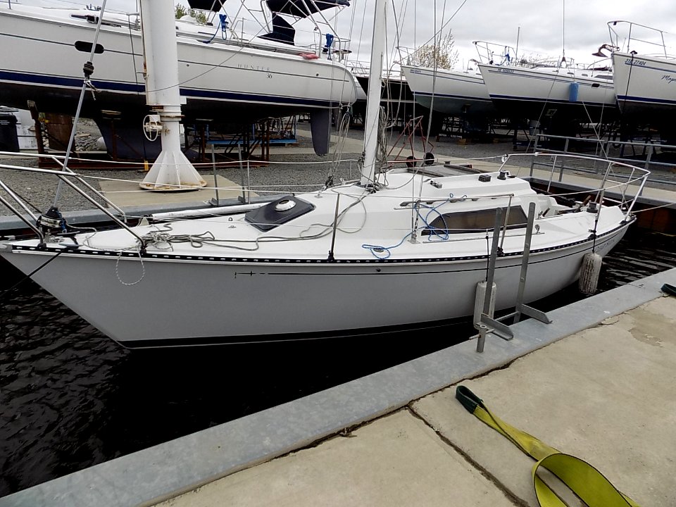 C&C 27 Mk V sailboat in crane bay 0456