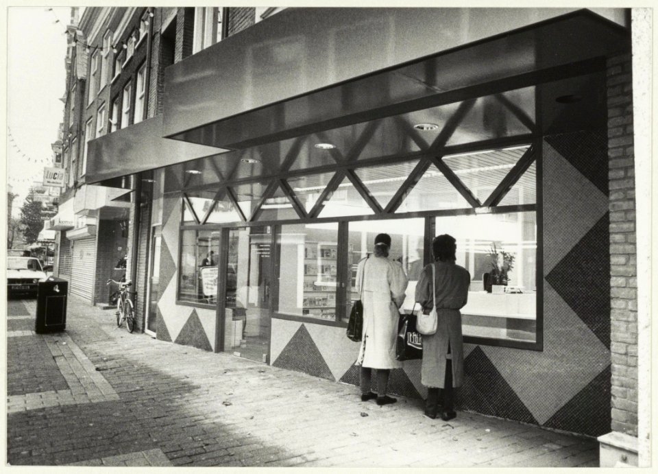 Bureau Voorlichting van de gemeente Haarlem in de Barteljorisstraat. NL-HlmNHA 54023701