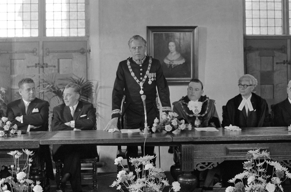 Burgemeester mr. J. Drijber tijdens het openingswoord links mr. J. van Aartsen,, Bestanddeelnr 920-3965