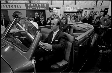 Burgemeester J. Aantjes van Oud-Beijerland test een politieauto op de 20e huishoudbeurs Femina