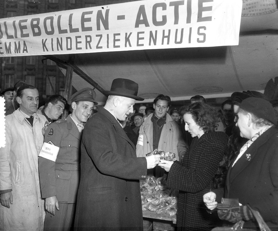 Burgemeester d Ailly eet oliebollen ten behoeve van het Emma Kinderziekenhuis, Bestanddeelnr 904-9020