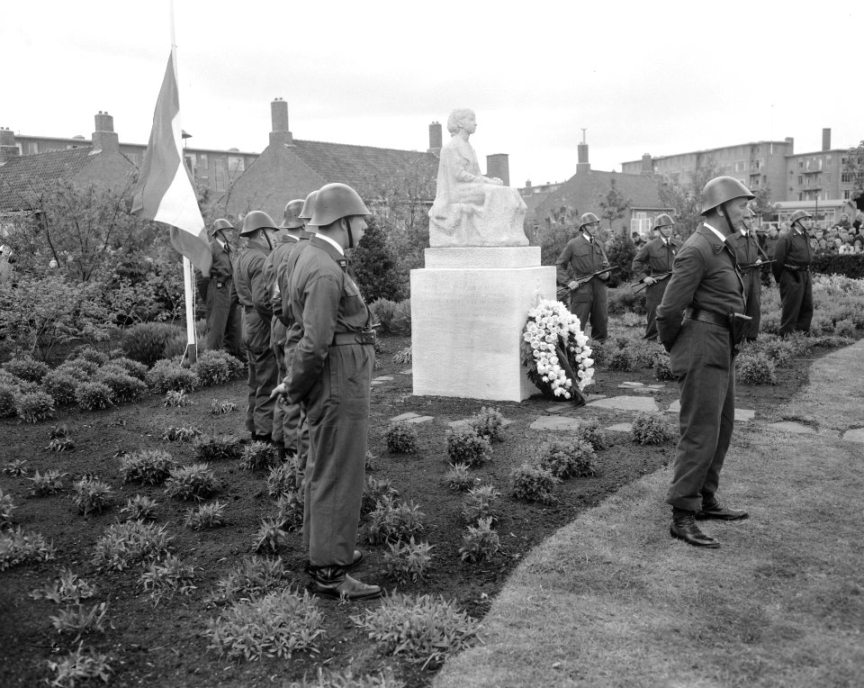 Burgemeester Gijs van Hall onthult het oorlogsmonument aan de Egidiusstraat in B, Bestanddeelnr 908-5516