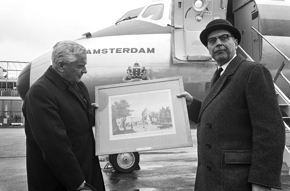 Burgemeester G. van Hall van Amsterdam overhandigt gravu van Schreierstoren aan , Bestanddeelnr 919-0037