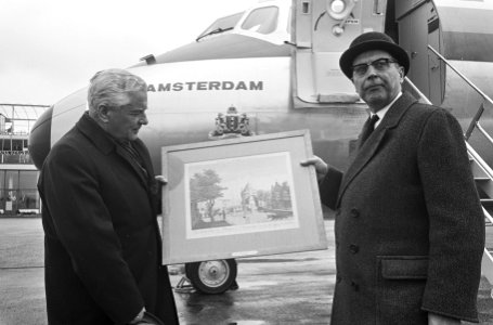 Burgemeester G. van Hall van Amsterdam overhandigt gravu van Schreierstoren aan , Bestanddeelnr 919-0037