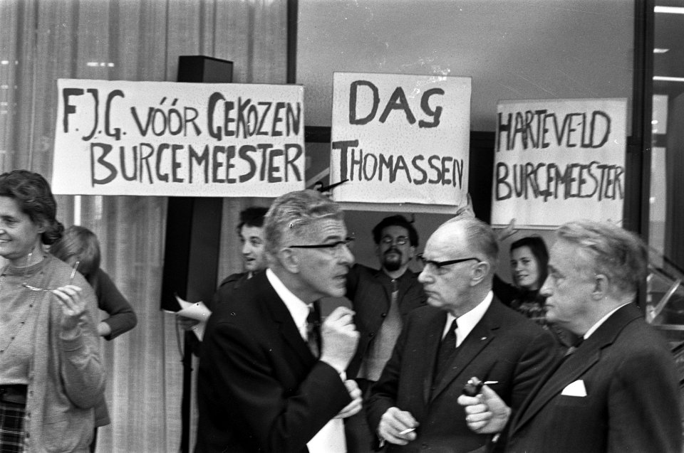 Burgemeester en Commissaris van de Koningin hielden vergadering over de gekozen, Bestanddeelnr 923-1403
