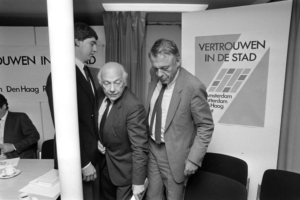 Burg. vier grote steden bieden lijsttrekkers vier grote partijen memorandum aan, Bestanddeelnr 933-6567