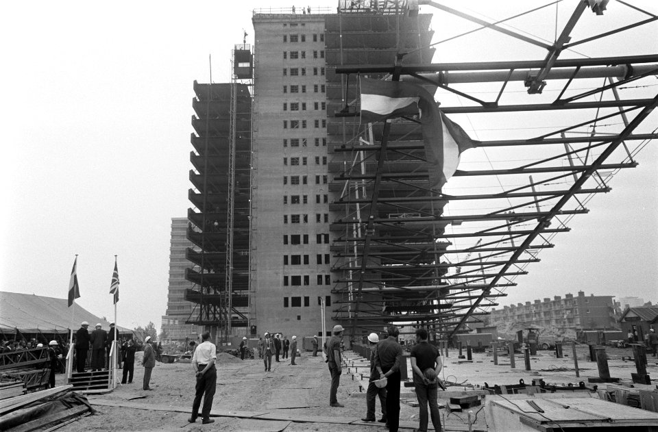 Burg. Dr. J. Samkalden van Amsterdam bij het hijsen vh stalen bouwelement vh n, Bestanddeelnr 922-5289