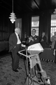 Burgemeester van Hall krijgt een buitenboordmotor cadeau, Bestanddeelnr 920-4498